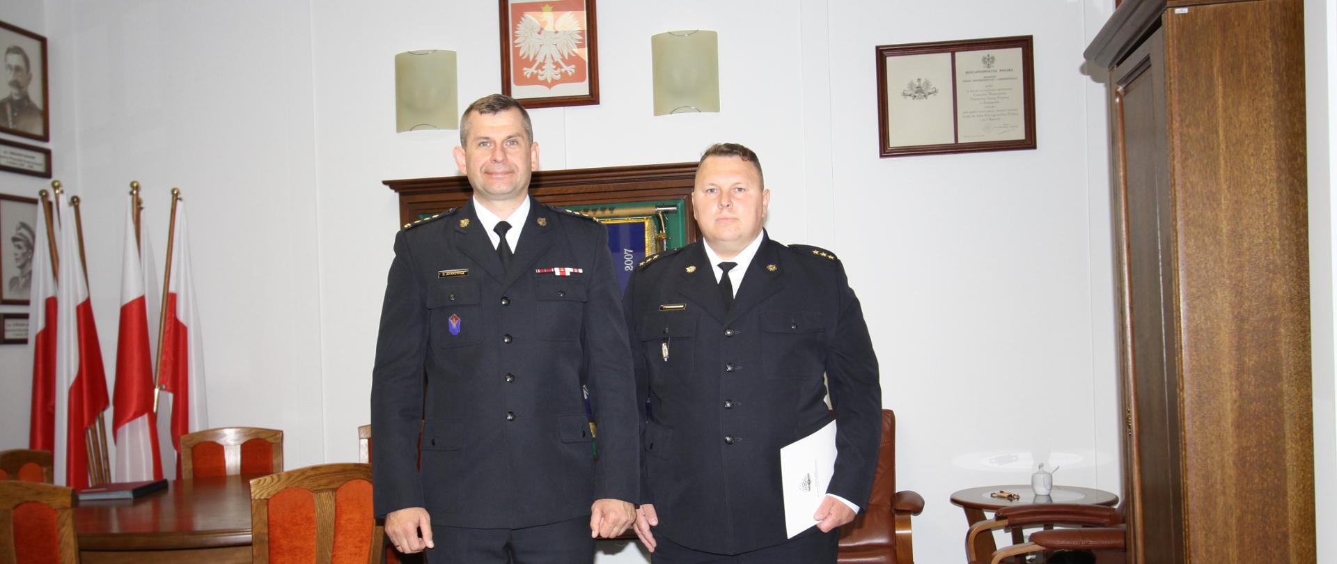Zdjęcie przedstawia Podlaskiego Komendanta Wojewódzkiego PSP i pełniącego od obowiązki Komendanta Miejskiego PSP w Łomży