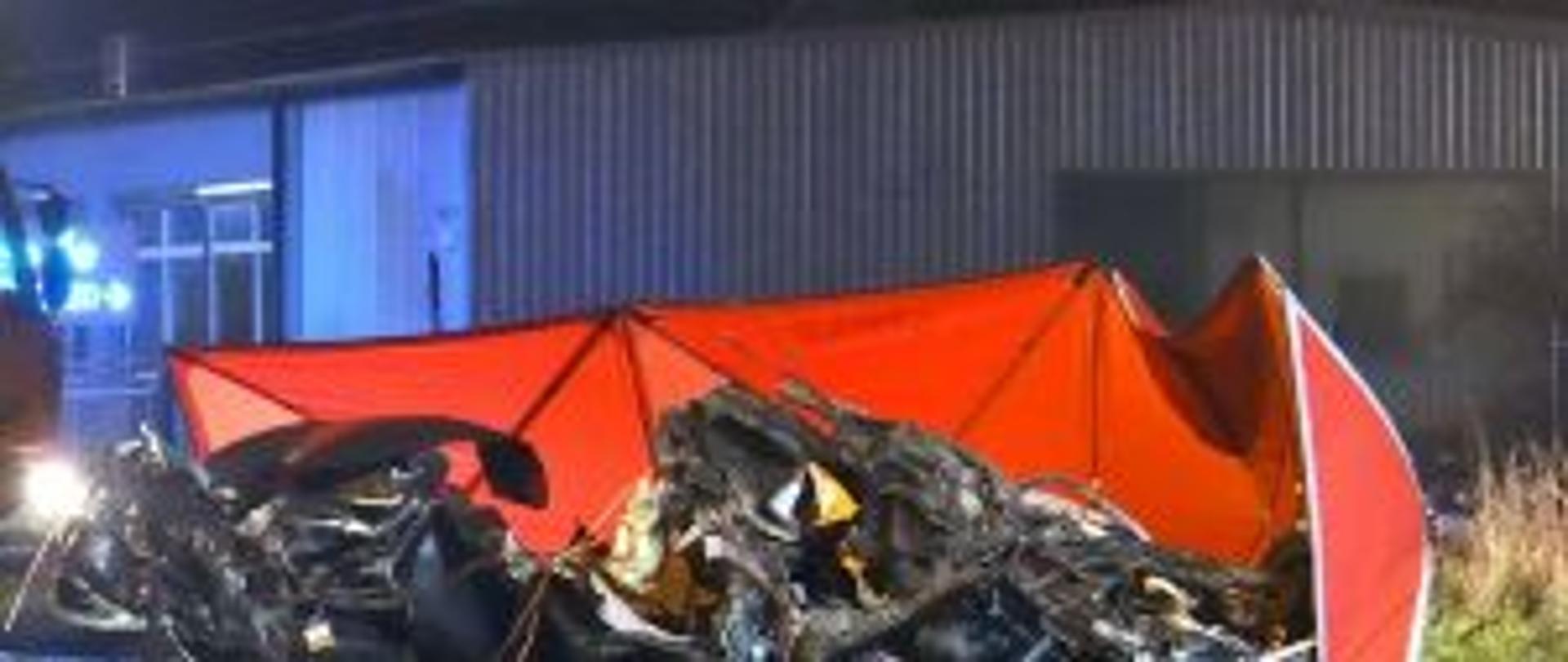 zdjęcie przedstawia wrak rozbitego pojazdu