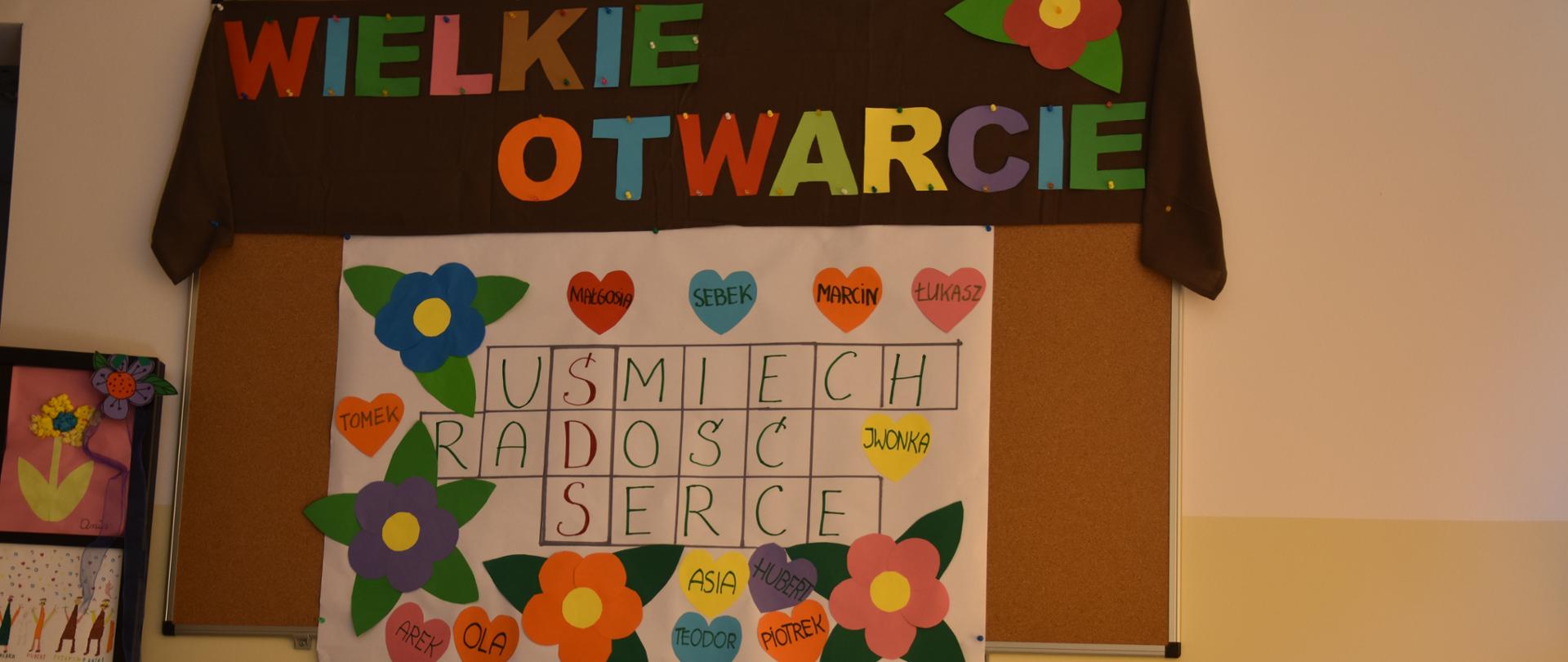 Na zdjęciu znajduje się napis "Wielkie otwarcie"