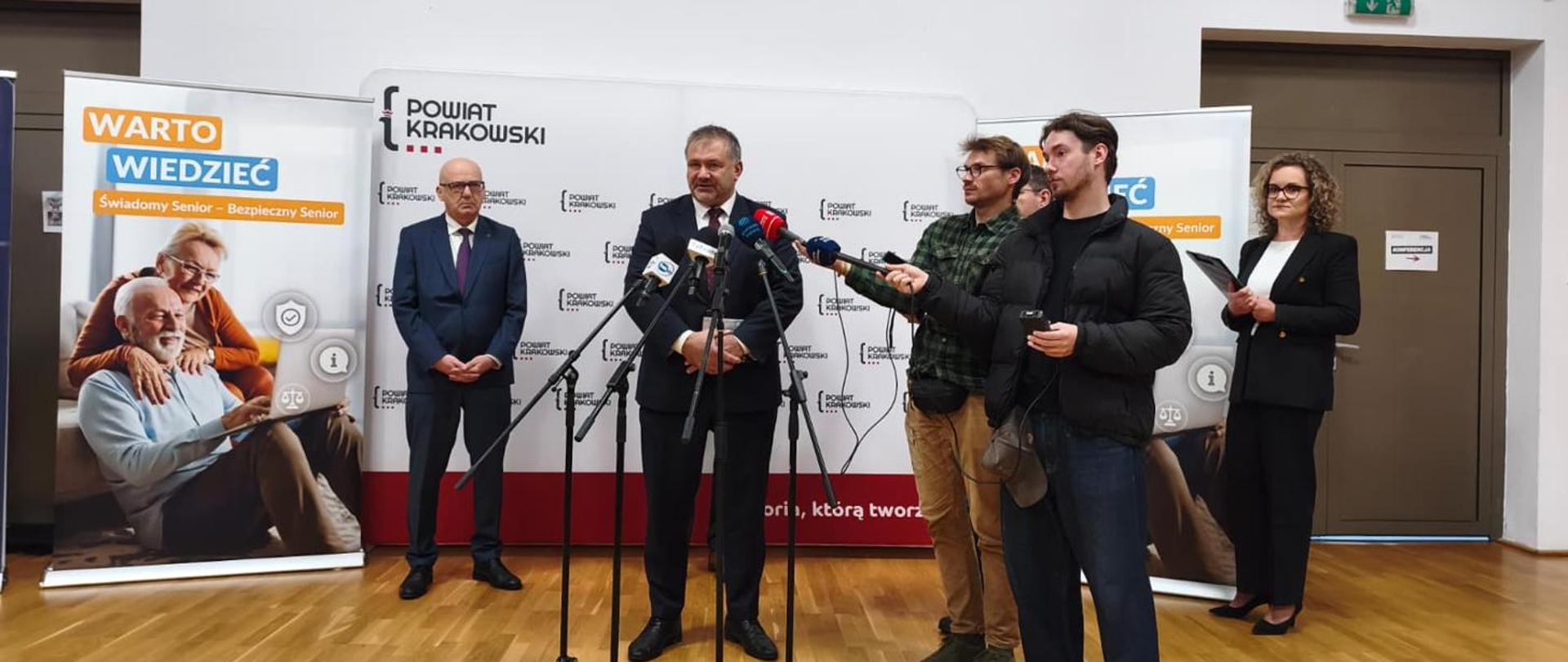 Minister Sprawiedliwości Waldemar Żurek , Starosta Krakowski Elżbieta Burtan oraz II Wicewojewoda Małopolski Ryszard Śmiałek podczas konferencji prasowej programu „Świadomy Senior - Bezpieczny Senior” w Skale.