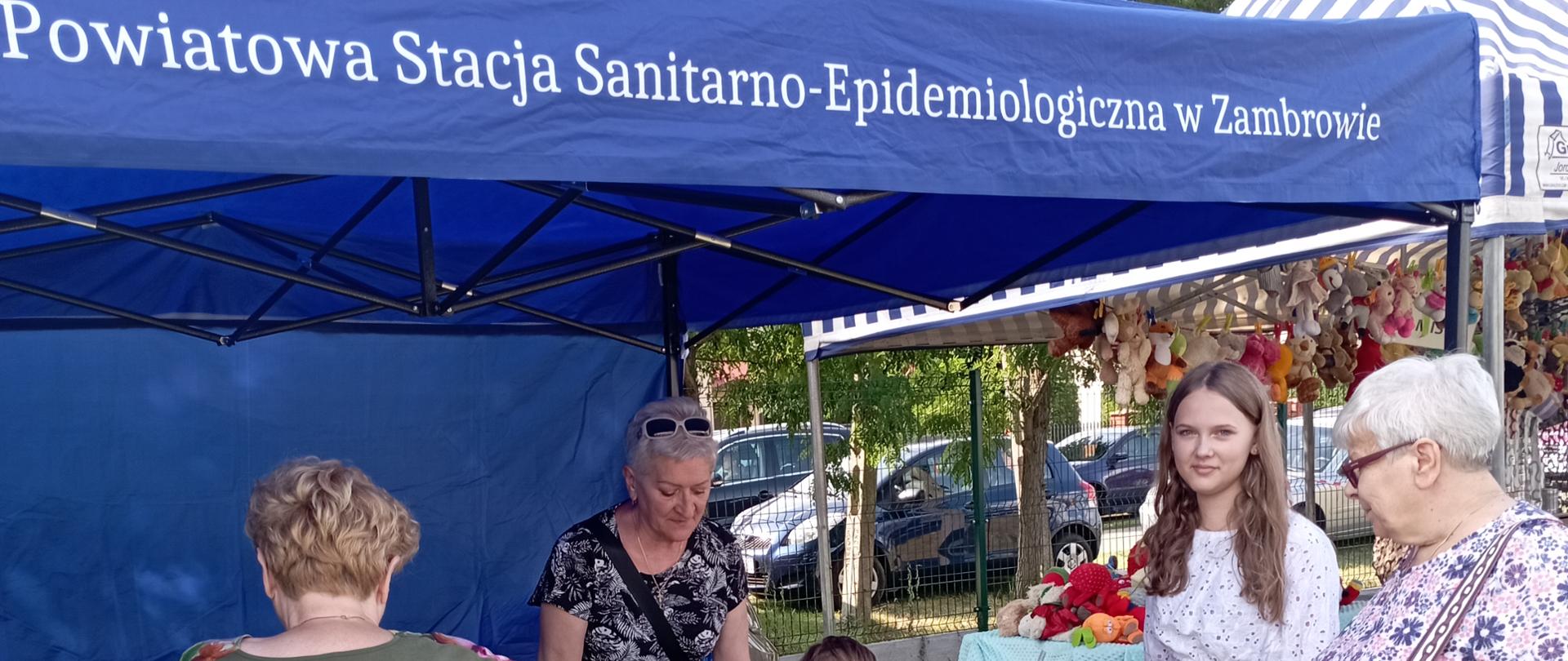 Pracownicy PSSE w Zambrowie i mieszkańcy podczas Festynu Rodzinnego w Długoborzu