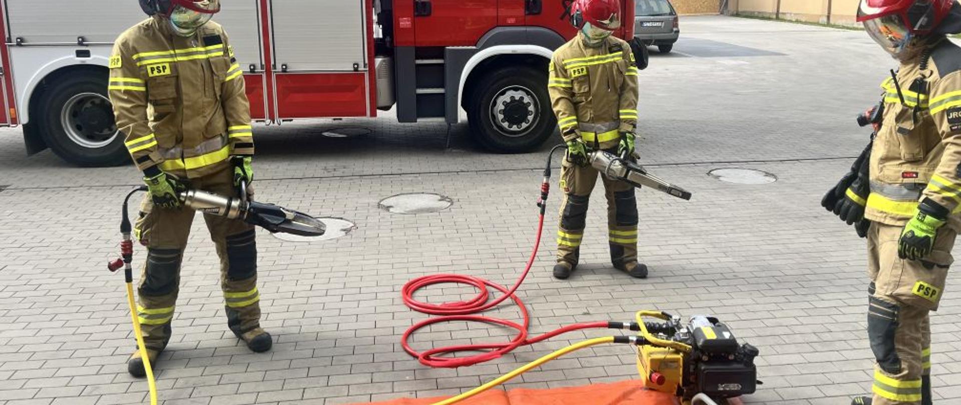 Strażacy podczas obsługi sprzętu hydraulicznego