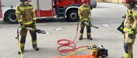 Strażacy podczas obsługi sprzętu hydraulicznego