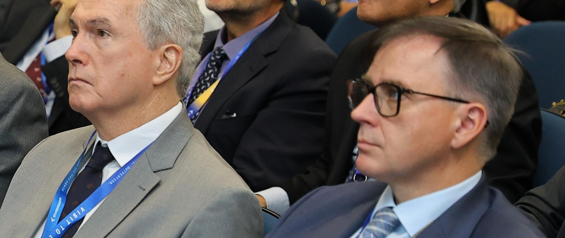 Visita do embaixador à sede da Embraer