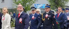 Uczestnicy oraz przedstawiciele służb mundurowych idą.