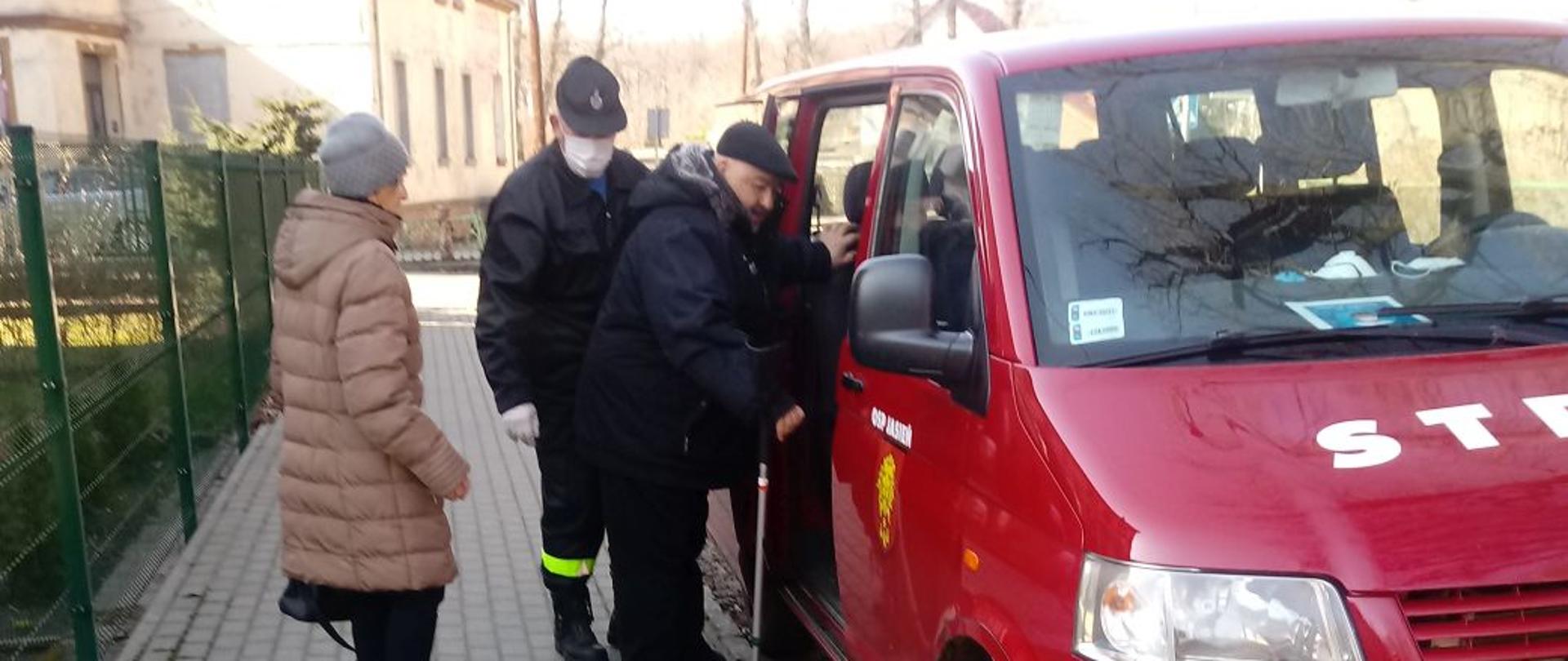 Pomagamy seniorom dotrzeć do punktów szczepień