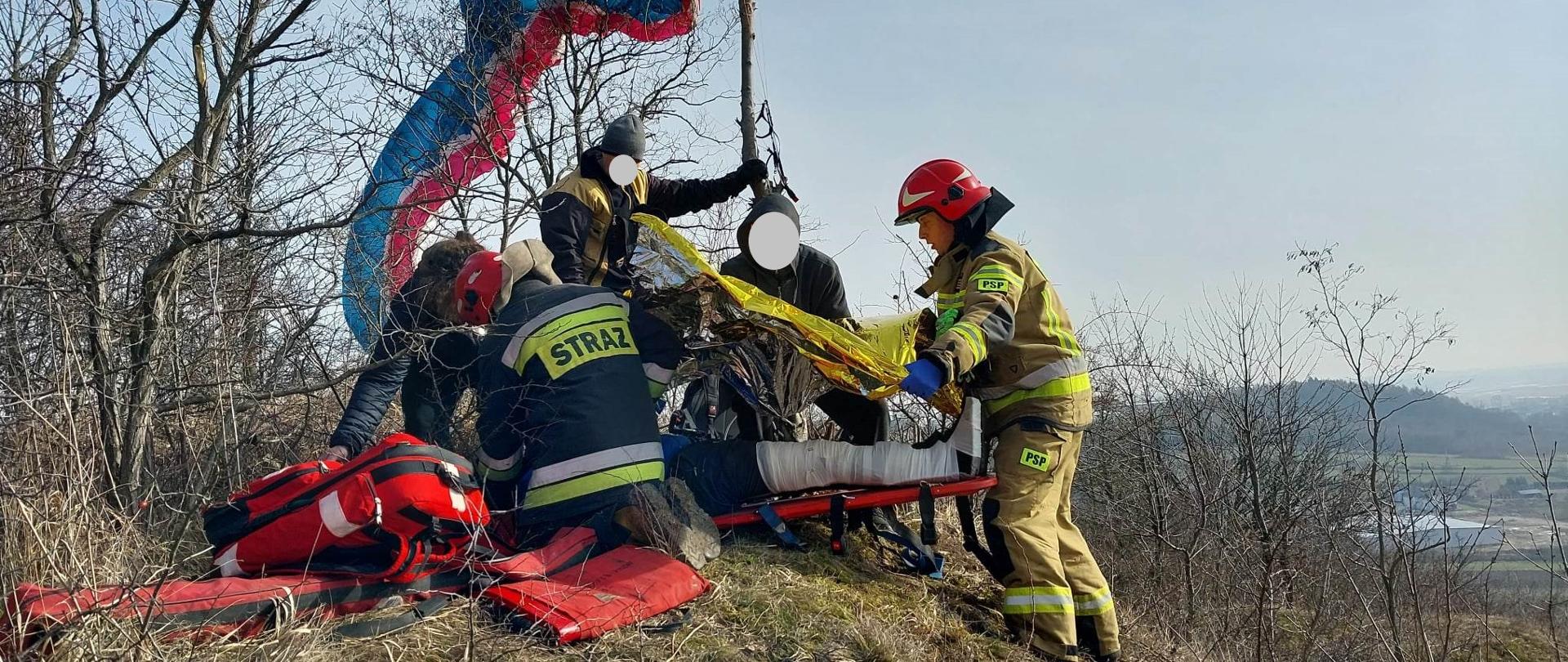 POSZKODOWANY PARALOTNIARZ NA GARBIE PIŃCZOWSKIM- POWIAT PIŃCZOWSKI 