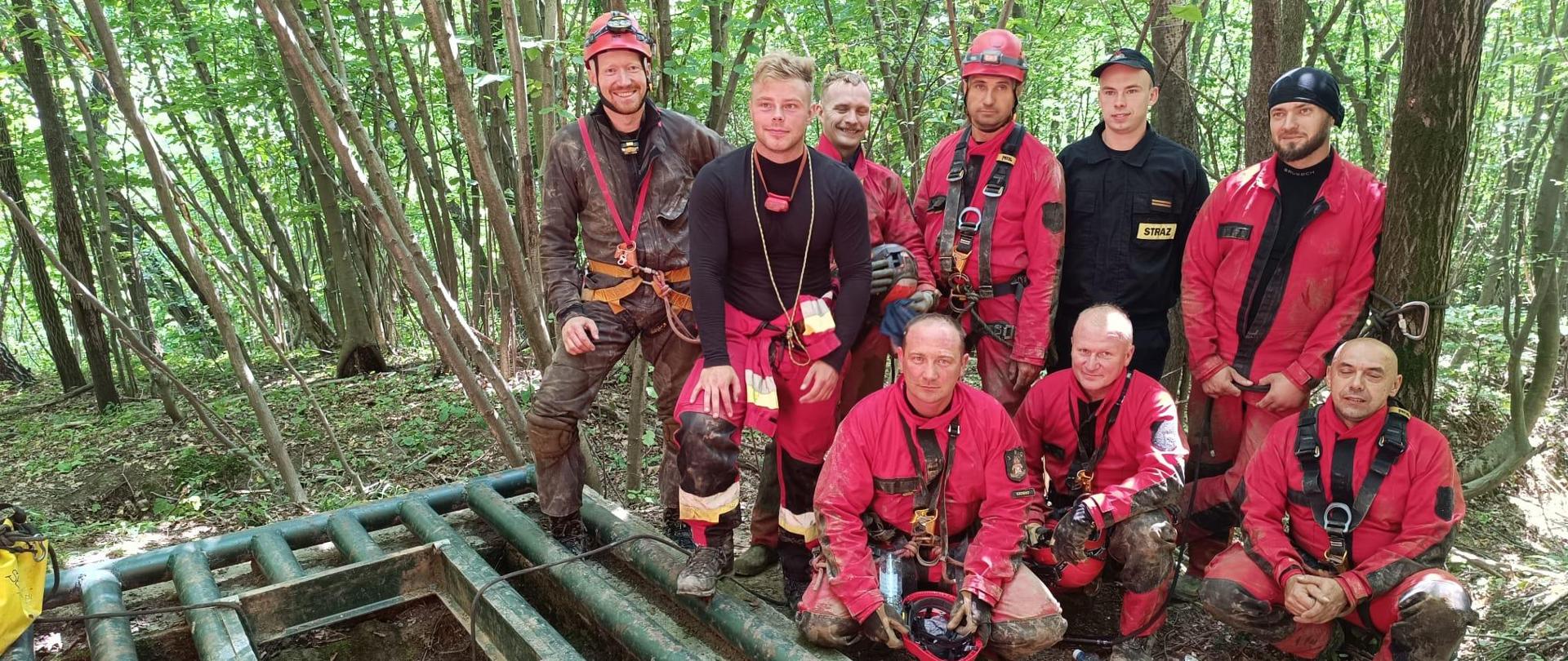 Zdjęcie przedstawia strażaków ratowników wysokościowych biorących udział w ćwiczeniach w jaskini.