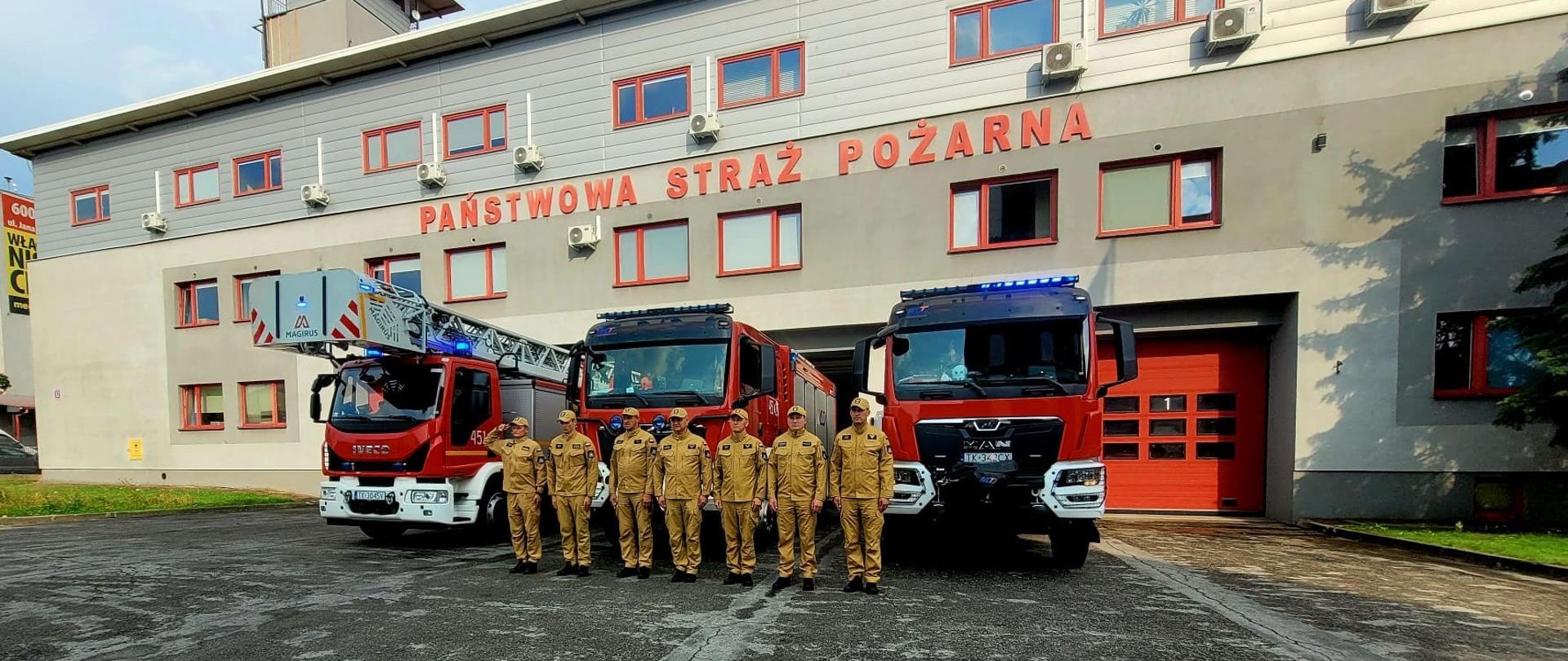 Strażacy z Jednostki Ratowniczo-Gaśniczej Nr 1 oddają hołd Powstańcom Warszawskim 
