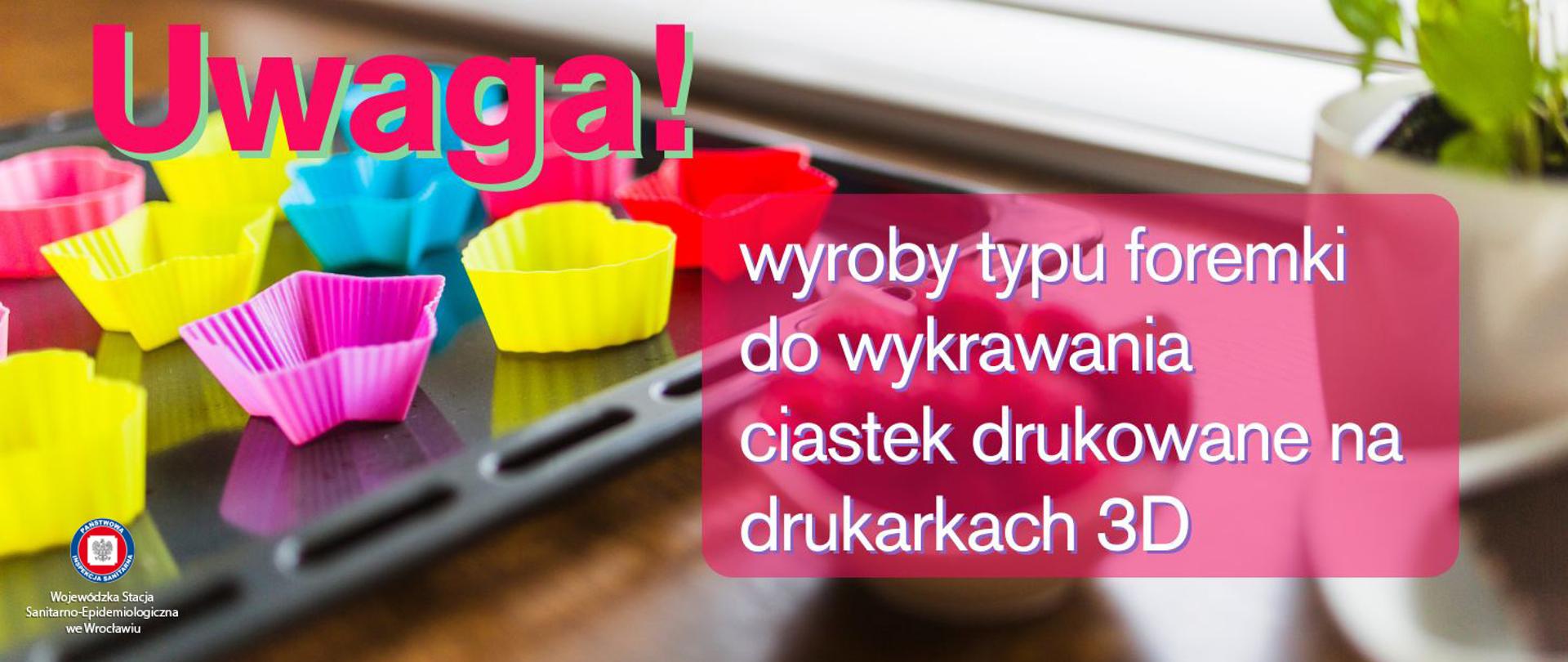 Foremki do babeczek leżące na blasze do pieczenia