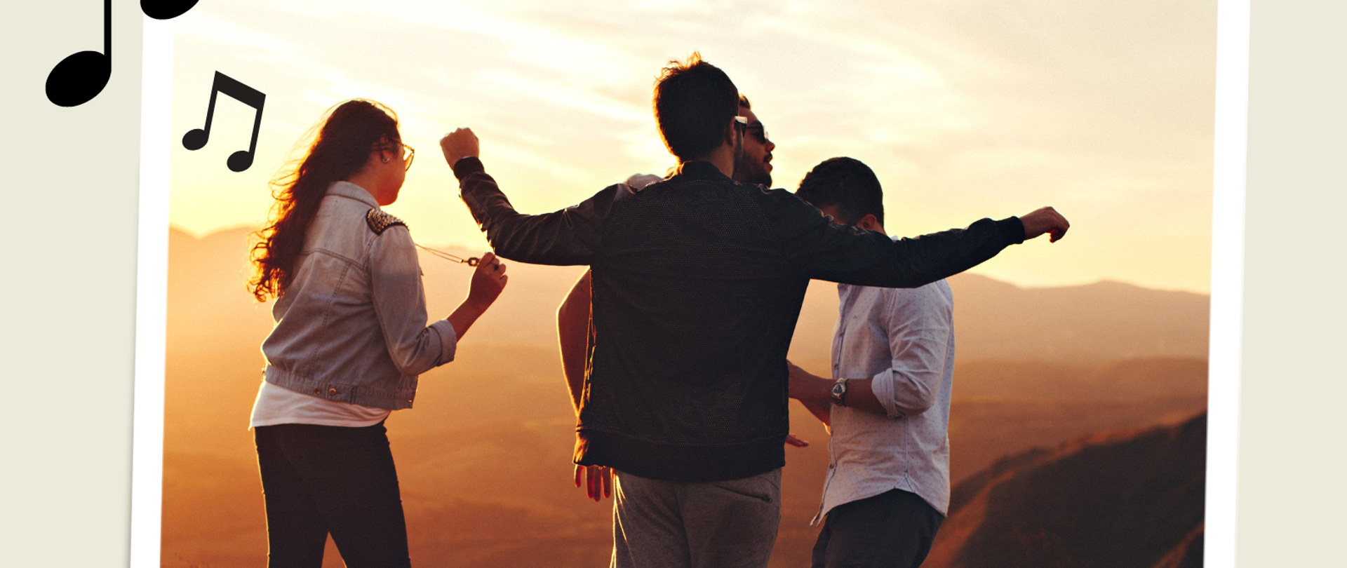 Na górze i na dole plakatu czerwone napisy, pośrodku zdjęcie radosnej młodzieży, w lewym rogu czarne nutki.