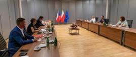 Polska i czeska delegacja siedzi przy stołach konferencyjnych naprzeciwko siebie.