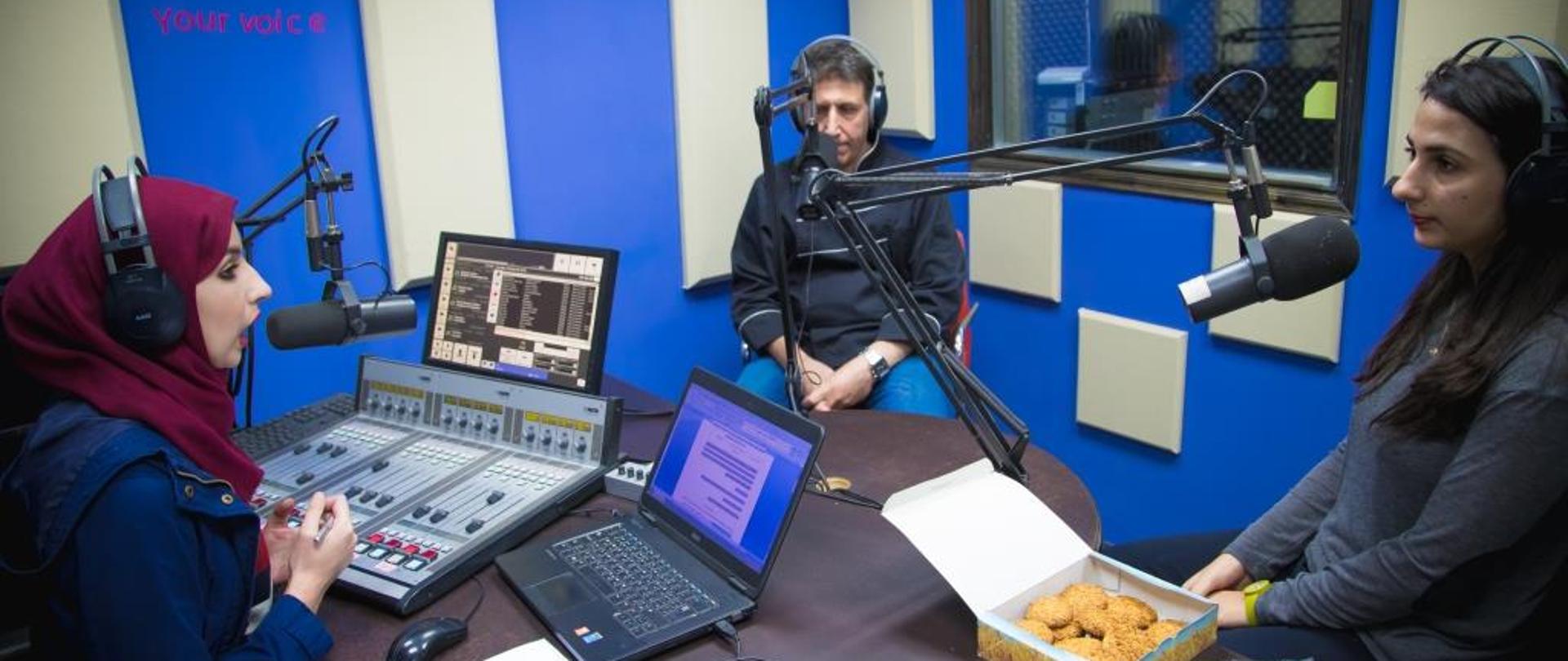 wywiad radiowy prowadzony przez dziennikarkę. na stole stoją talerze z jedzeniem