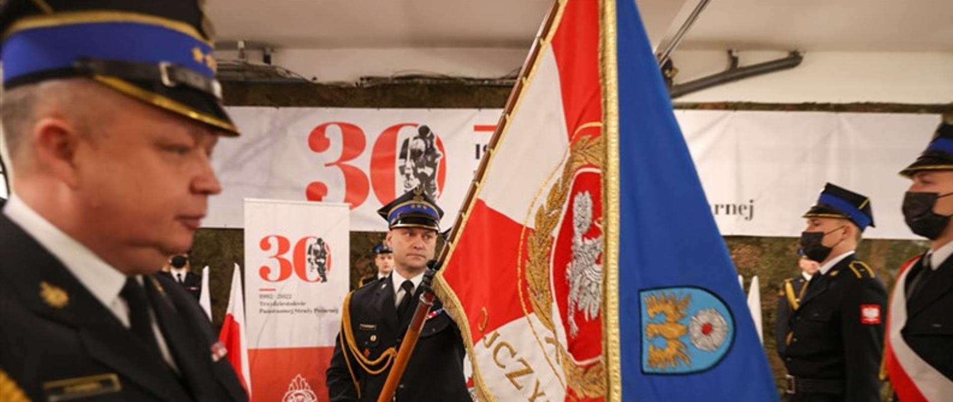 Powołany Komendant Powiatowy prezentuje sztandar Komendy Powiatowej Państwowej Straży Pożarnej w Tarnowskich Górach
