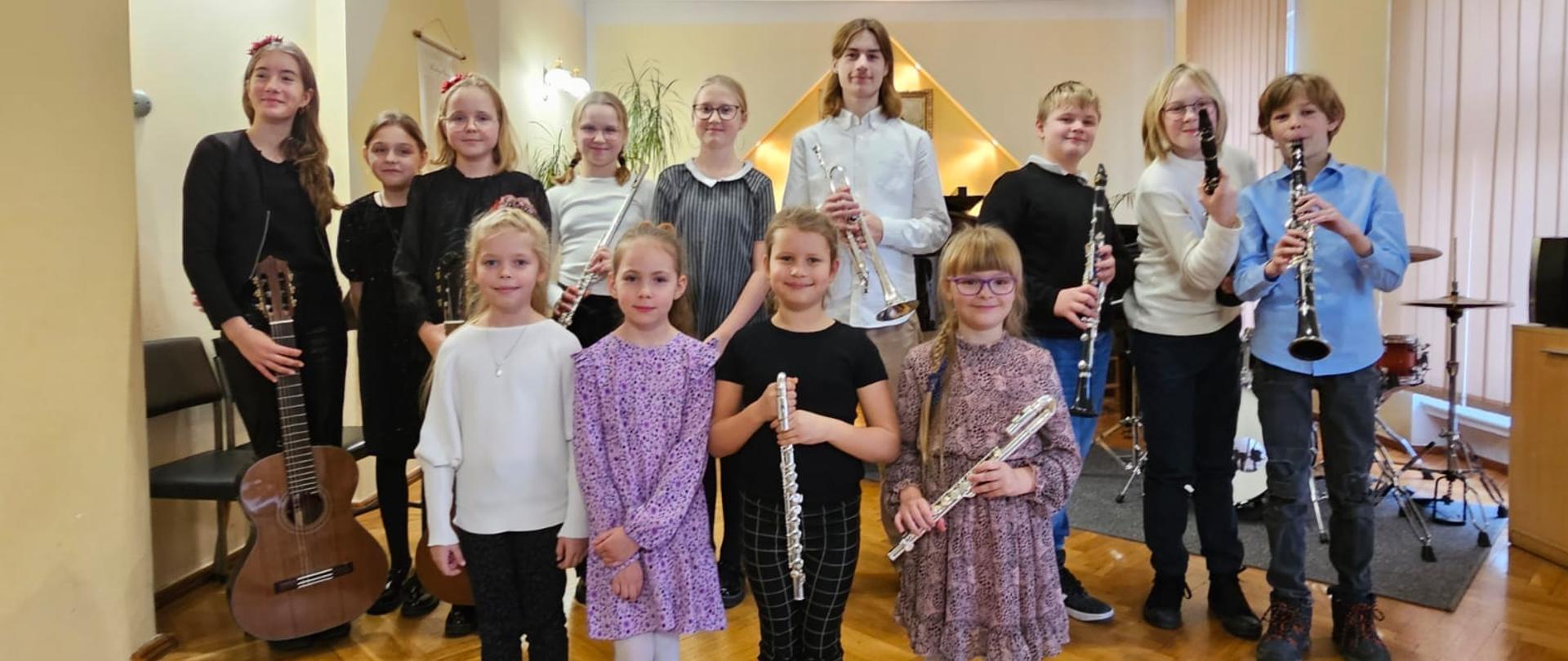 Zdjęcia przedstawiają reportaż zdjęciowy z cyklu ,,Złota pięciolinia zaprasza", które odbyły się w dniach 14-17 listopada 2023 w PSM I st. w Kłodzku