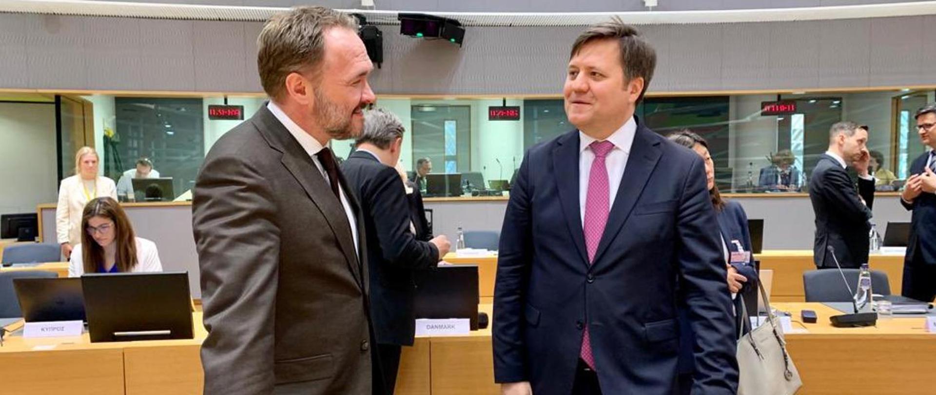 Minister Gerwel rozmawia z uczestnikiem rady