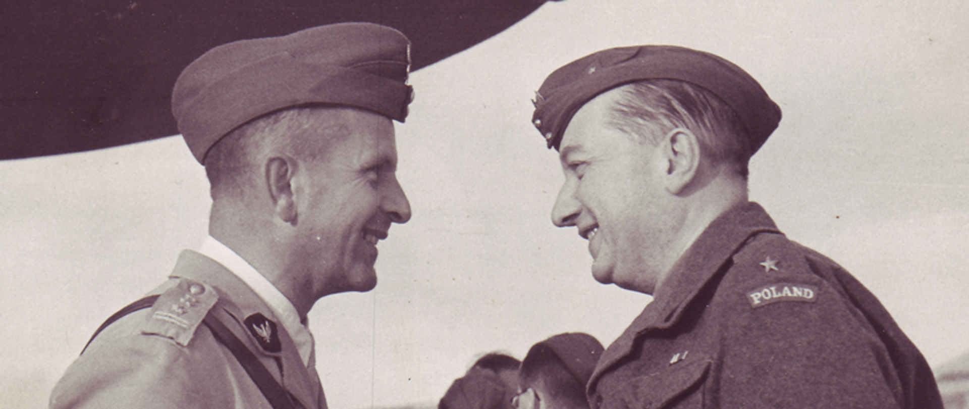 Józef Lipski (z prawej) jako doradca Naczelnego Wodza, w Kairze, 13 listopada 1943 roku, w rozmowie z płk. Antonim Szymańskim, który w 1939 roku był attaché wojskowym w Ambasadzie RP w Berlinie. Szymański później znalazł się w niewoli radzieckiej i opuścił ZSRR z Armią Polską gen. Andersa. Rozmowa w Kairze była pierwszym spotkaniem obu dyplomatów od września 1939 roku.