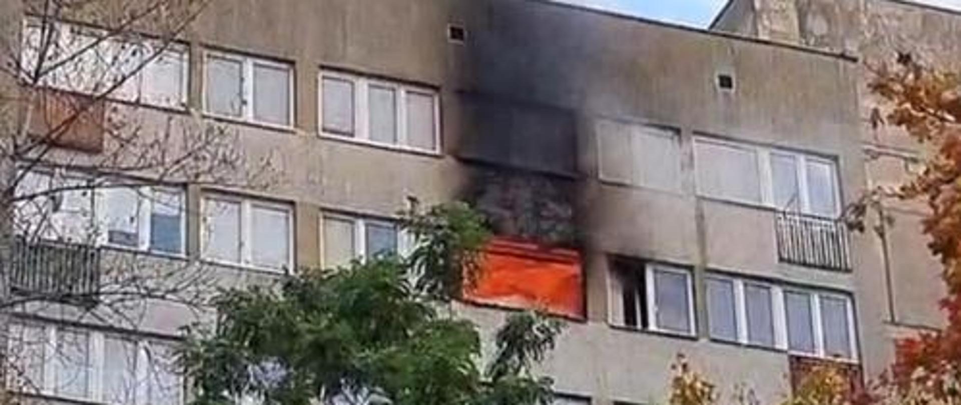 Ogień w oknie mieszkania