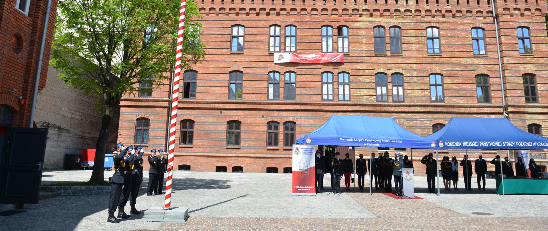 Uroczysta zbiórka w KM PSP Kraków wręczenie awansów i odznaczeń.