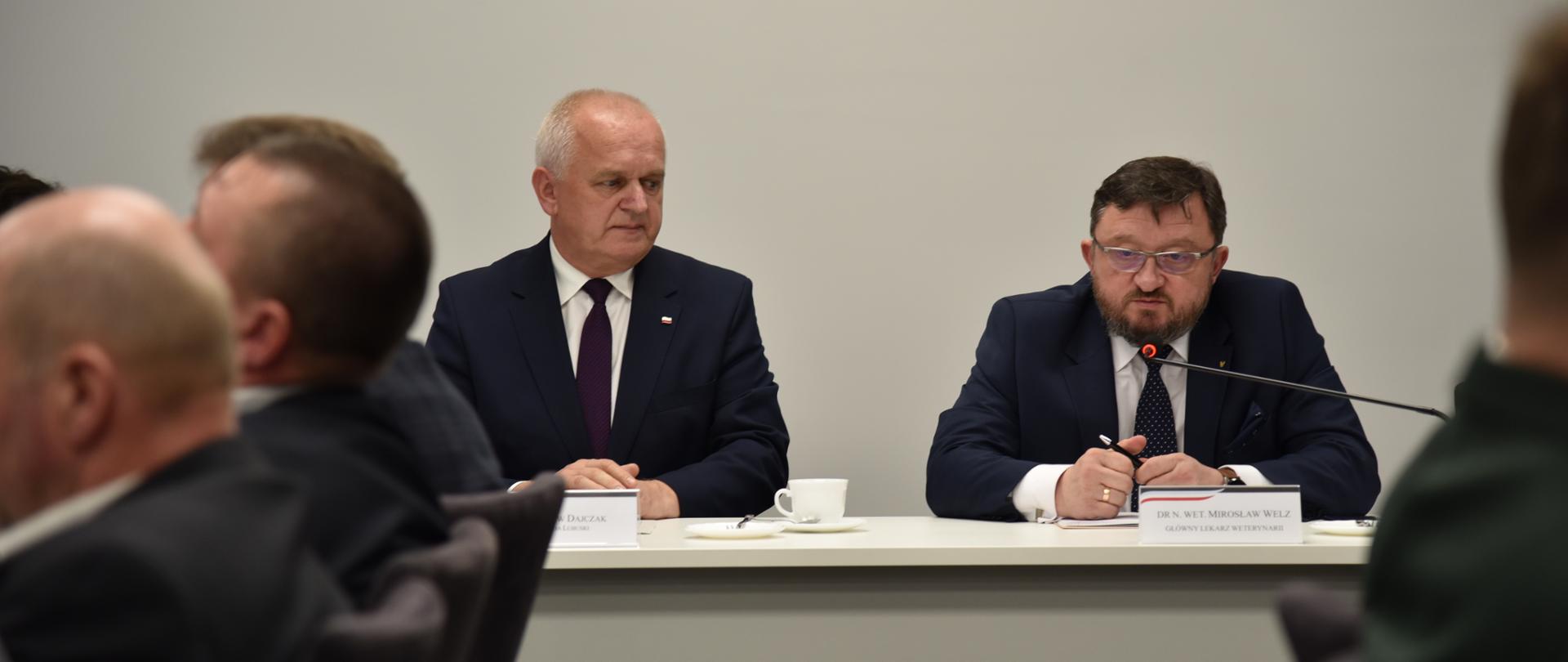 Wojewoda i Główny Lekarz Weterynarii siedzą przy stole prezydialnym 