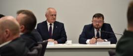 Wojewoda i Główny Lekarz Weterynarii siedzą przy stole prezydialnym 