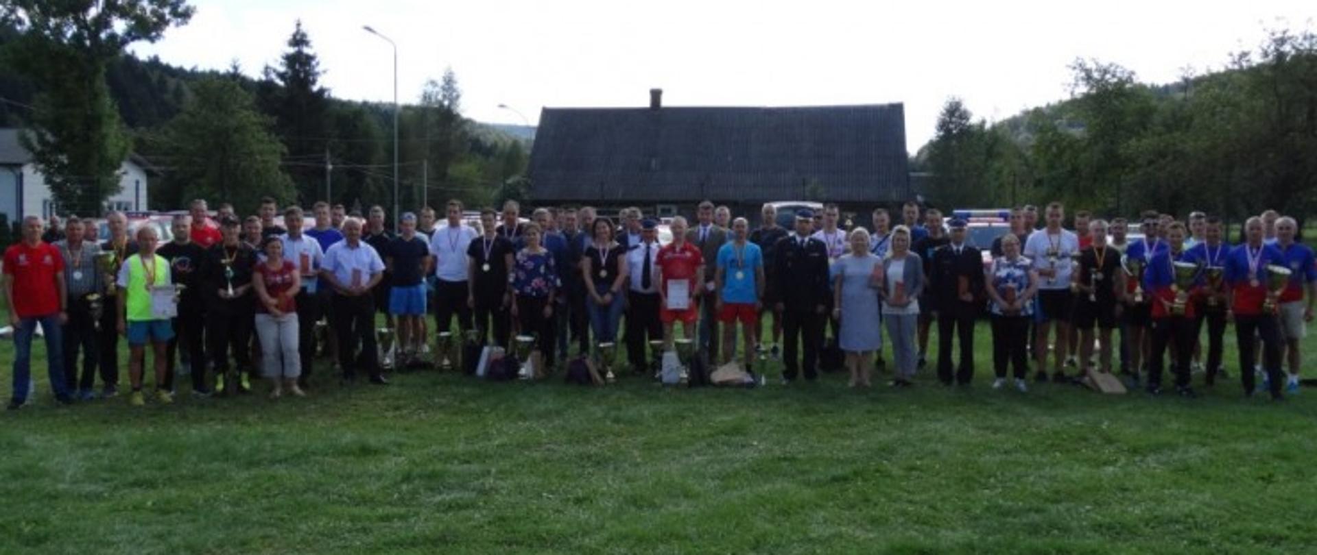 Na zdjęciu widoczni są uczestnicy oraz zaproszeni goście w zdjęciu grupowym