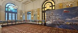 wystawa planszowa w hallu hotelowym