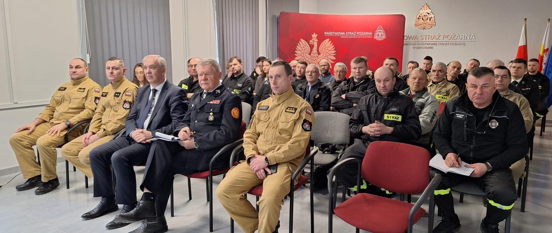 Na zdjeciu uczestnicyb odprawy operacyjnej OSP w sali konferencyjnej