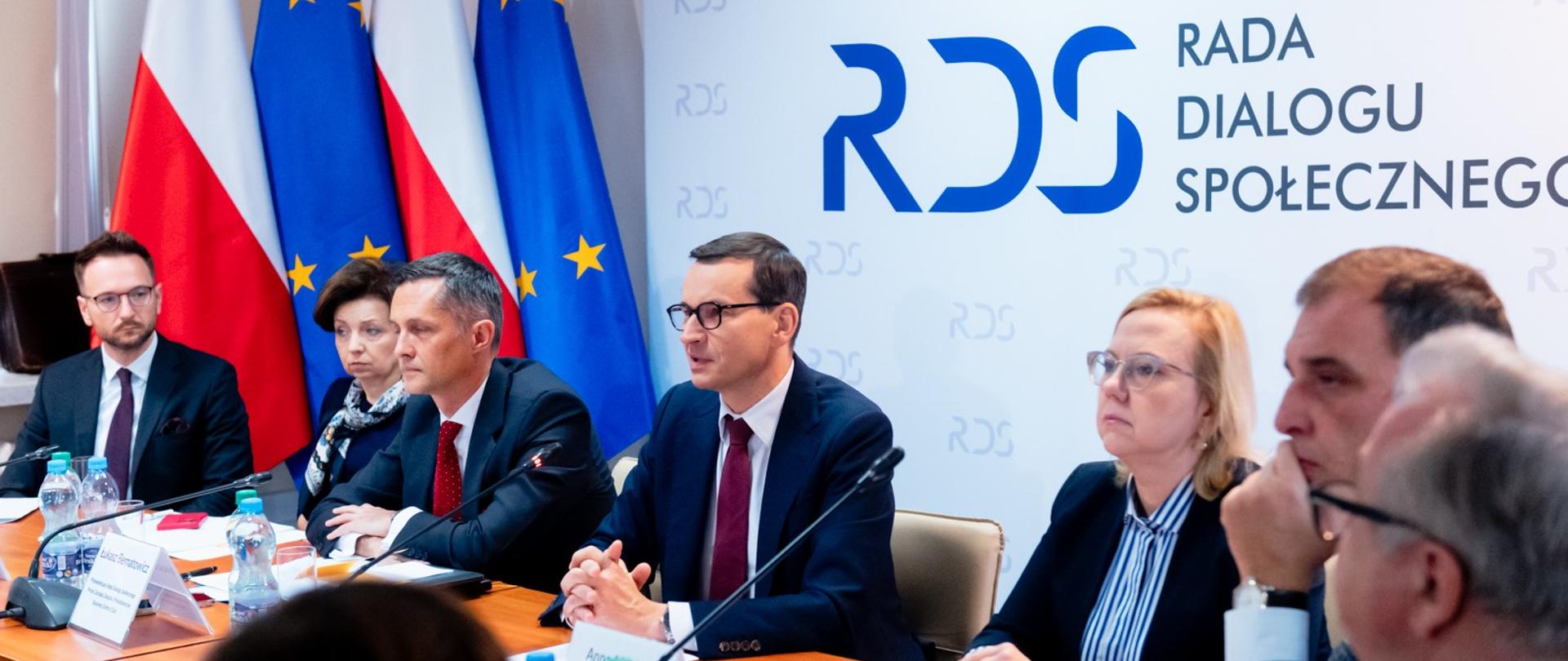 Premier Mateusz Morawiecki, minister rozwoju i technologii Waldemar Buda, minister rodziny i polityki społecznej Marlena Maląg, minister klimatu i środowiska Anna Moskwa i przewodniczący Rady Dialogu Społecznego Łukasz Bernatowicz podczas posiedzenia plenarnego Rady Dialogu Społecznego w Centrum Partnerstwa Społecznego "Dialog" im. A. Bączkowskiego.