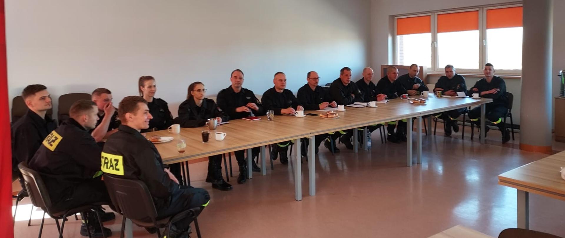 Strażacy podczas narady operacyjnej