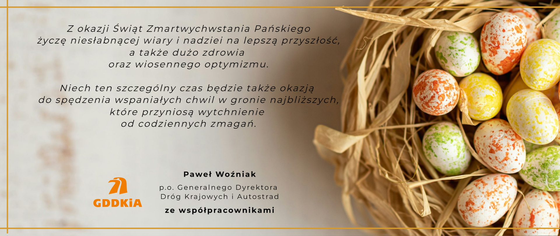 Kartka z życzeniami. Treść życzeń w artykule. Zdjęcie kolorowych pisanek w gnieździe wykonanym ze słomy i papieru.