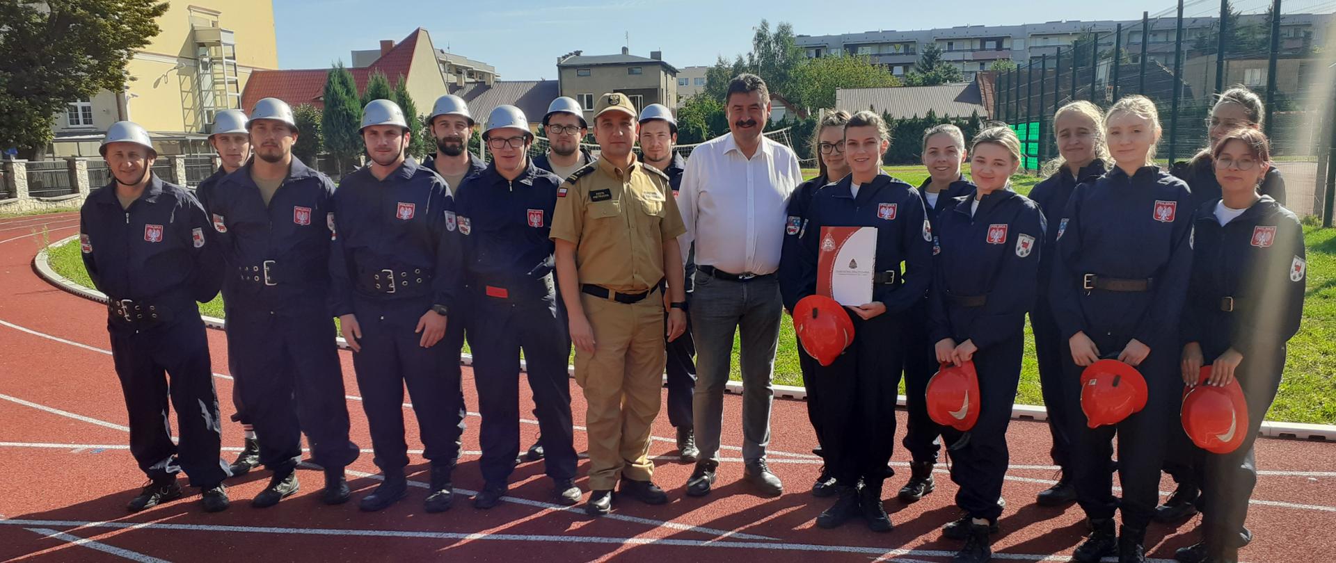 Na zdjęciu Sekretarz Stanu w MRiRW, Komendant Powiatowy PSP w Turku oraz drużyna z OSP Kalinowa