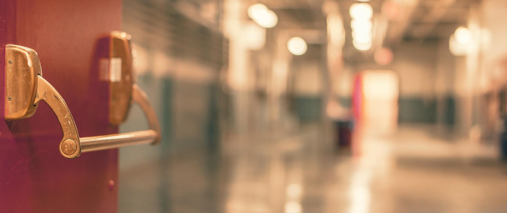 Otwarte drzwi na korytarz Szpitala