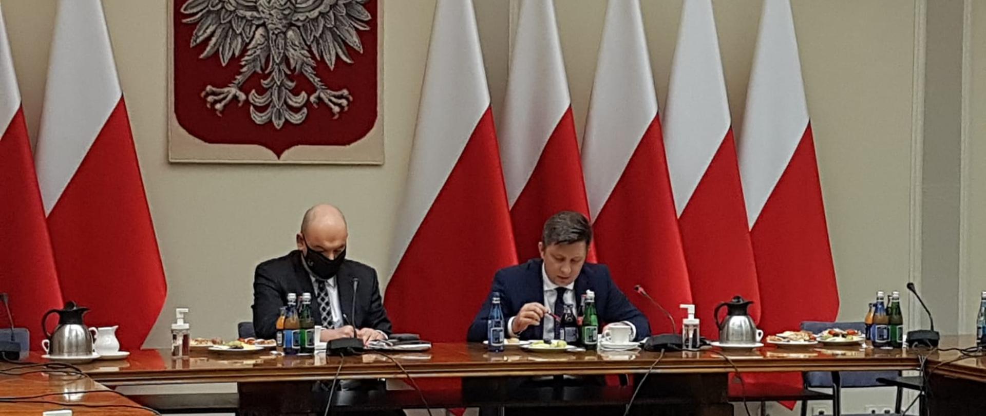 Po prawej Michał Dworczyk minister szef Kancelarii Prezesa Rady Ministrów, po lewej Jan Dziedziczak pełnomocnik rządu do spraw Polonii i Polaków za granicą