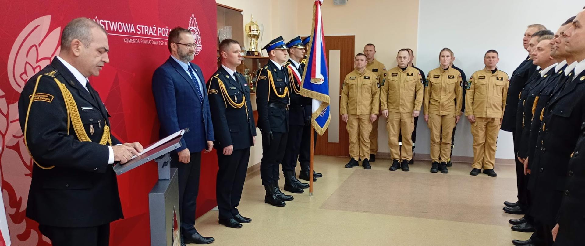 strażacy w czasie uroczystej zbiórki 