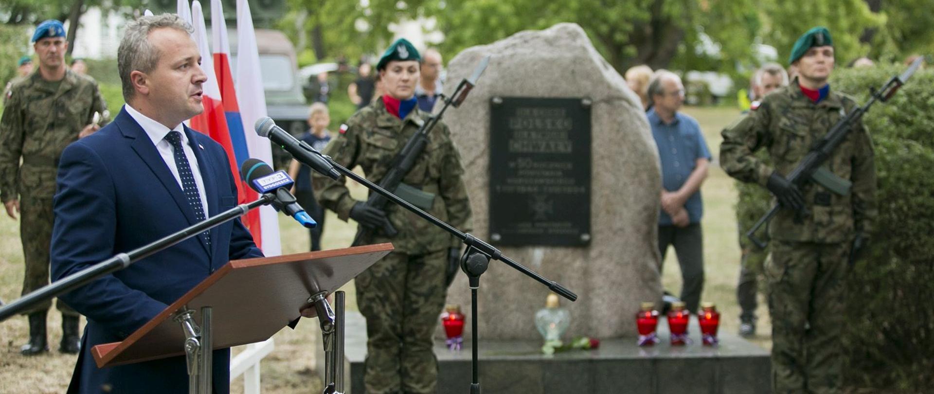 przemówienie wojewody Mikołaja Bogdanowicza pod Pomnikiem Powstania Warszawskiego w Bydgoszczy