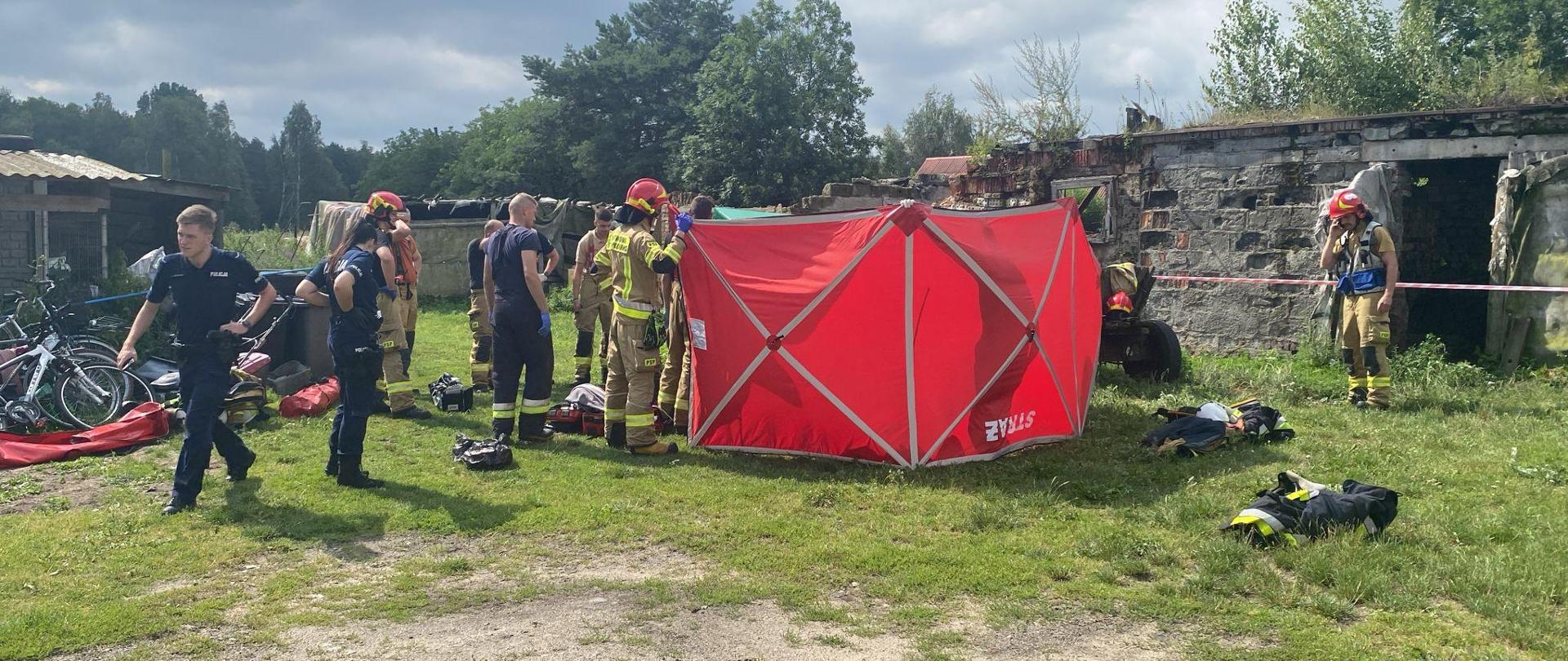Służby udzielają pomocy poszkodowanemu