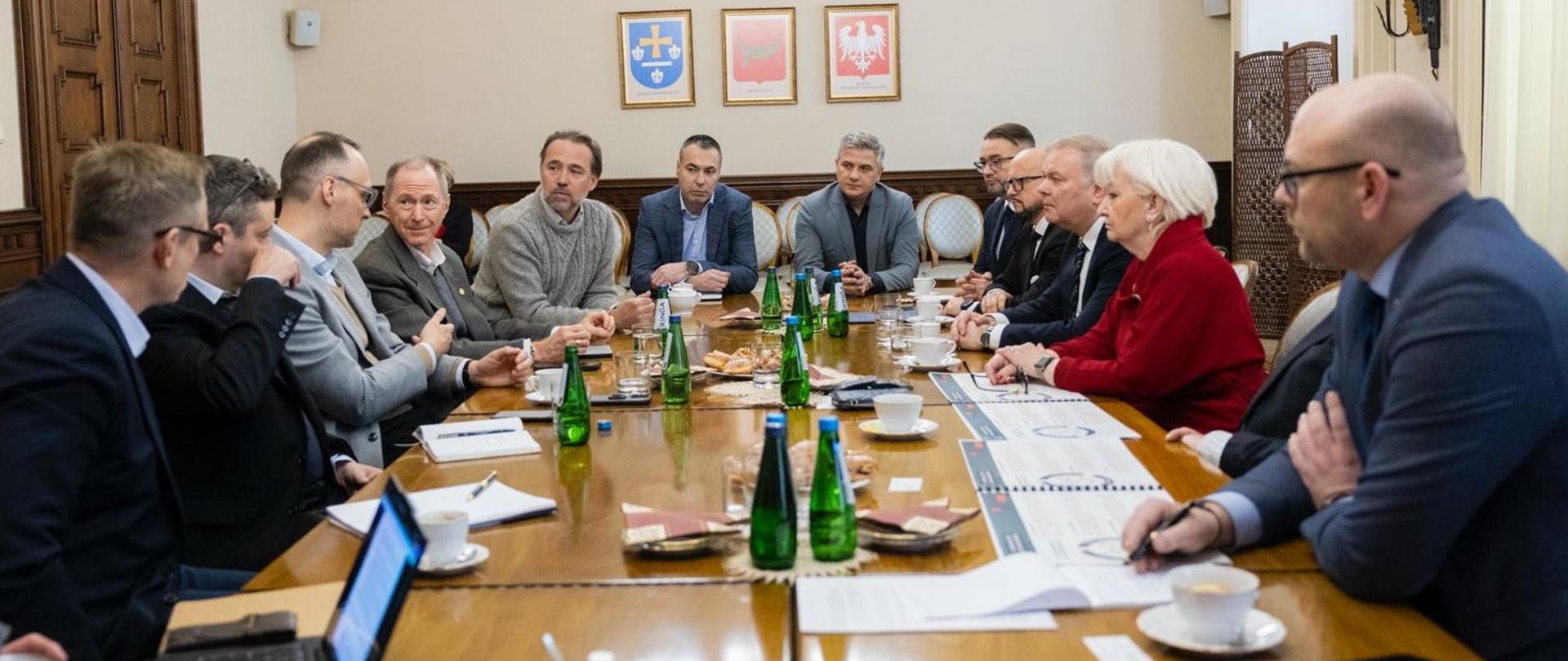 Uczestnicy spotkania w Łódzkim Urzędzie Wojewódzkim w Łodzi 