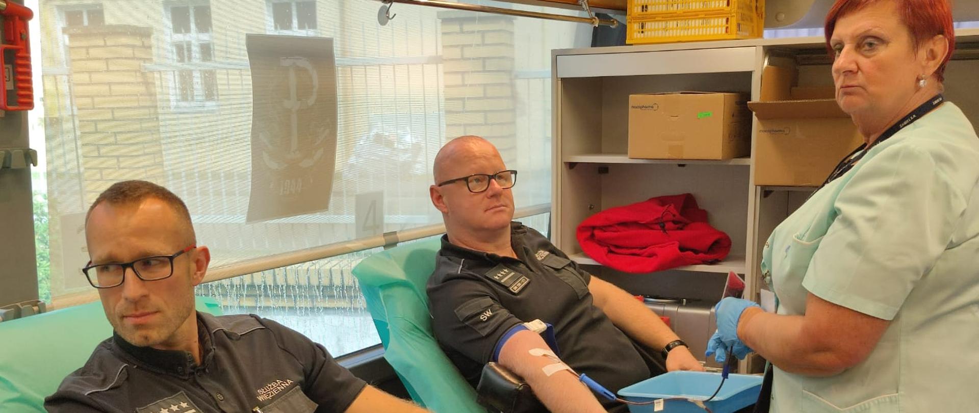 Honorowi krwiodawcy w trakcie oddawania krwi.