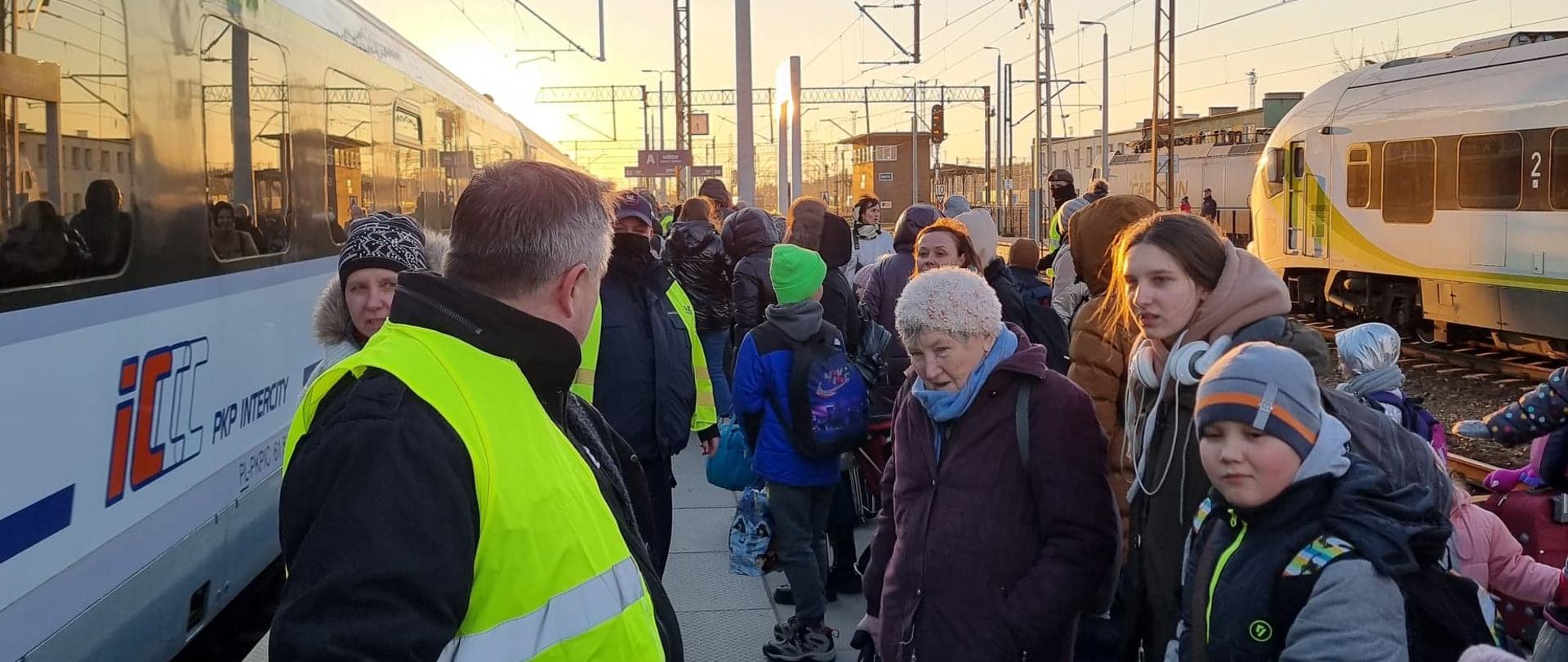 Peron w Rzepinie - ludzie czekają na pociąg