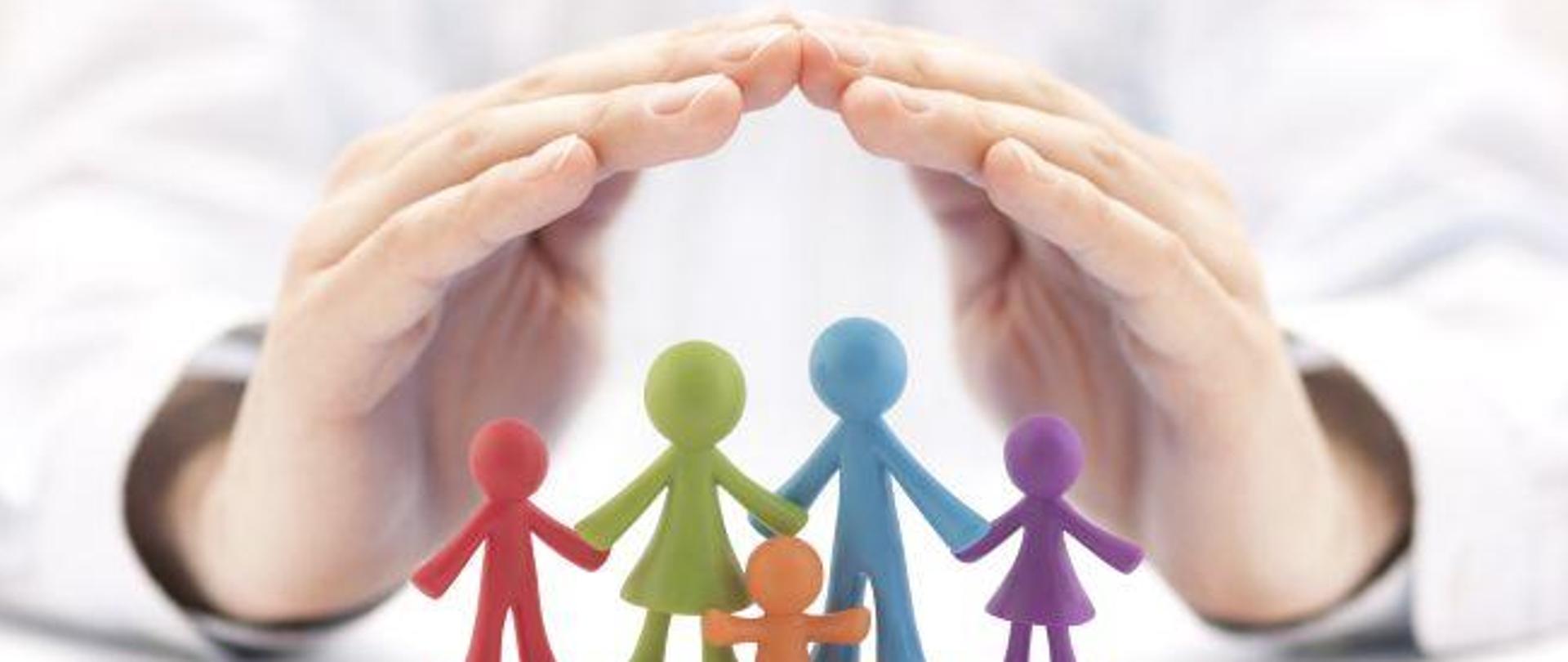 ochrona małoletnich - grafika przedstawiająca dłonie rozpostarte nad figurkami dzieci