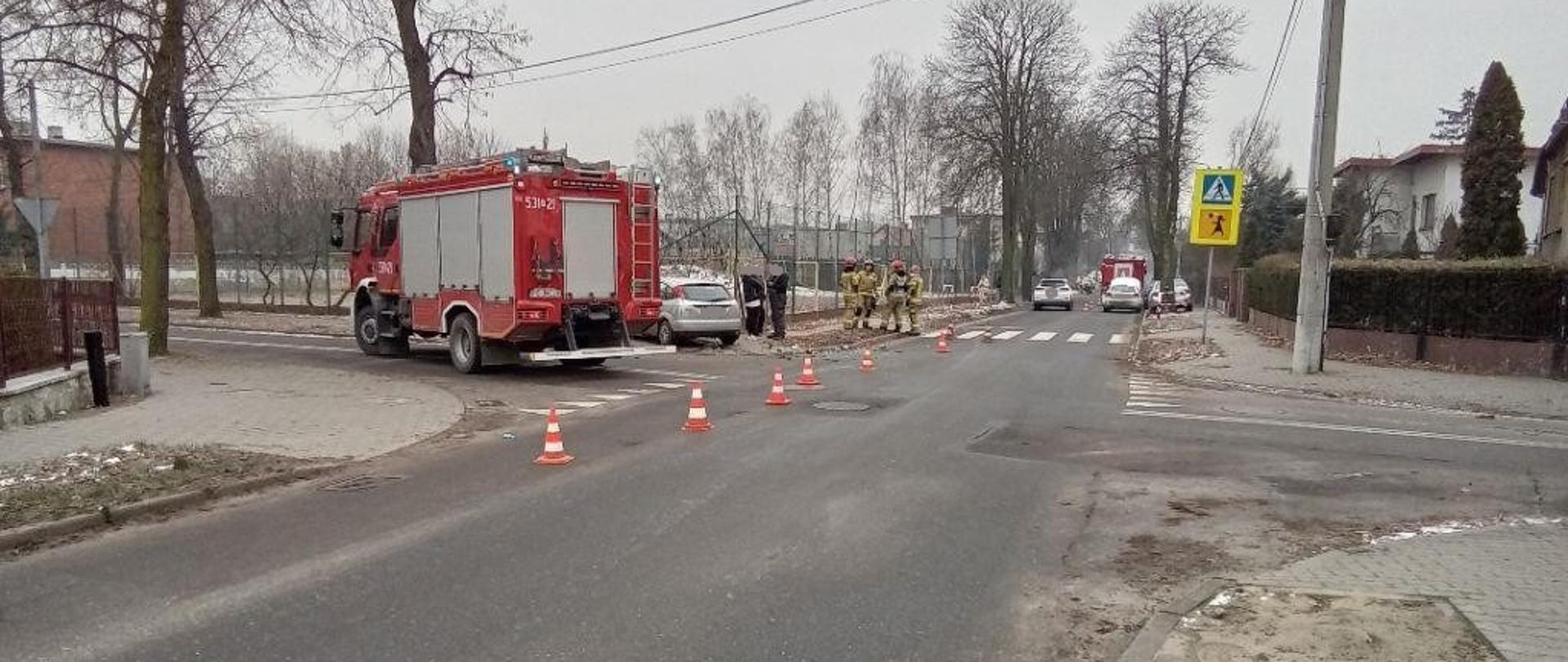 Pojazd strażacki podczas kolizji.