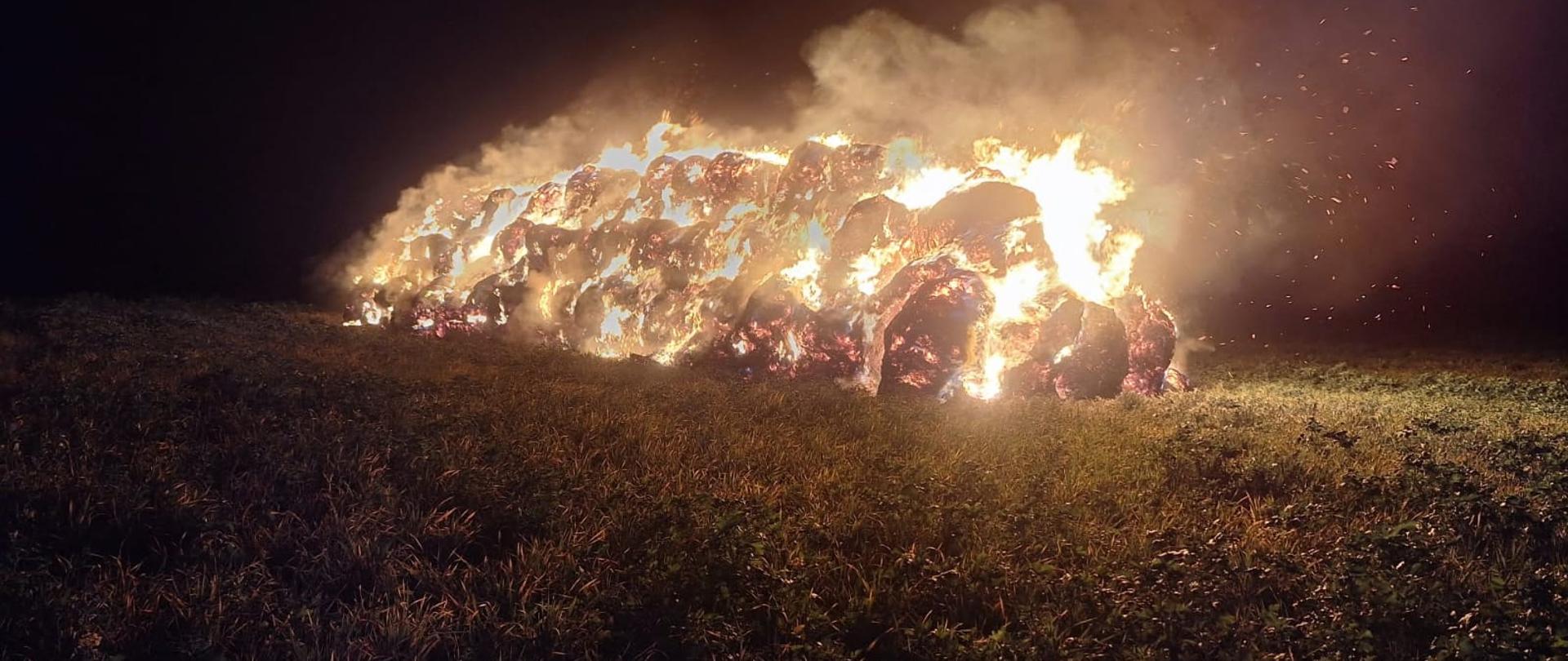 Stóg słomy cały objęty ogniem