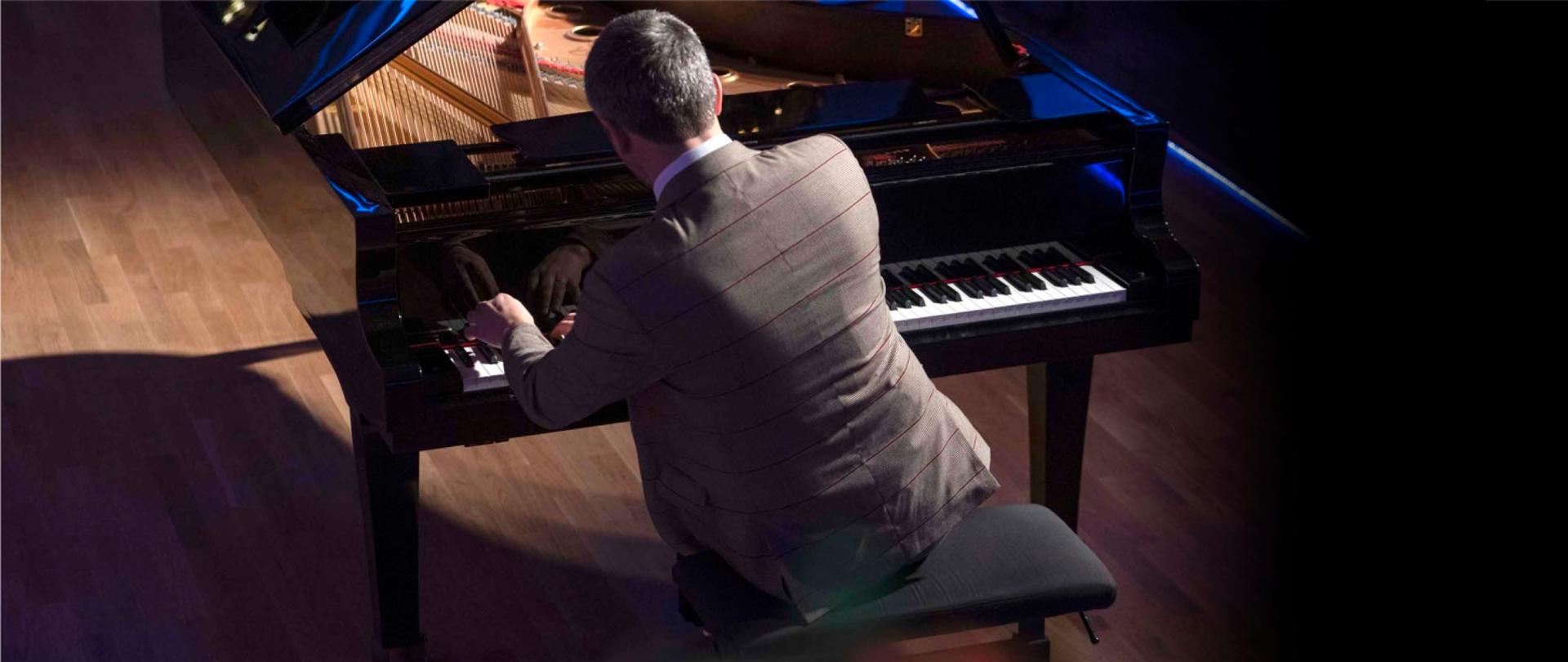 Zdjęcia przedstawiają uczestników i publiczność recitalu pianistycznego