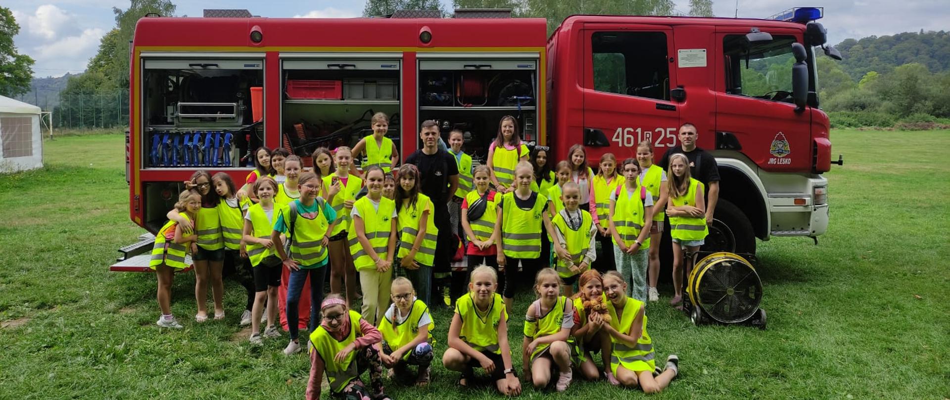 Zdjęcie przedstawia strażaków JRG Lesko podczas wakacyjnej akcji Caritas Diecezji Rzeszowskiej 2022 r. w Ośrodku Wypoczynkowo - Rehabilitacyjnym w Myczkowcach.