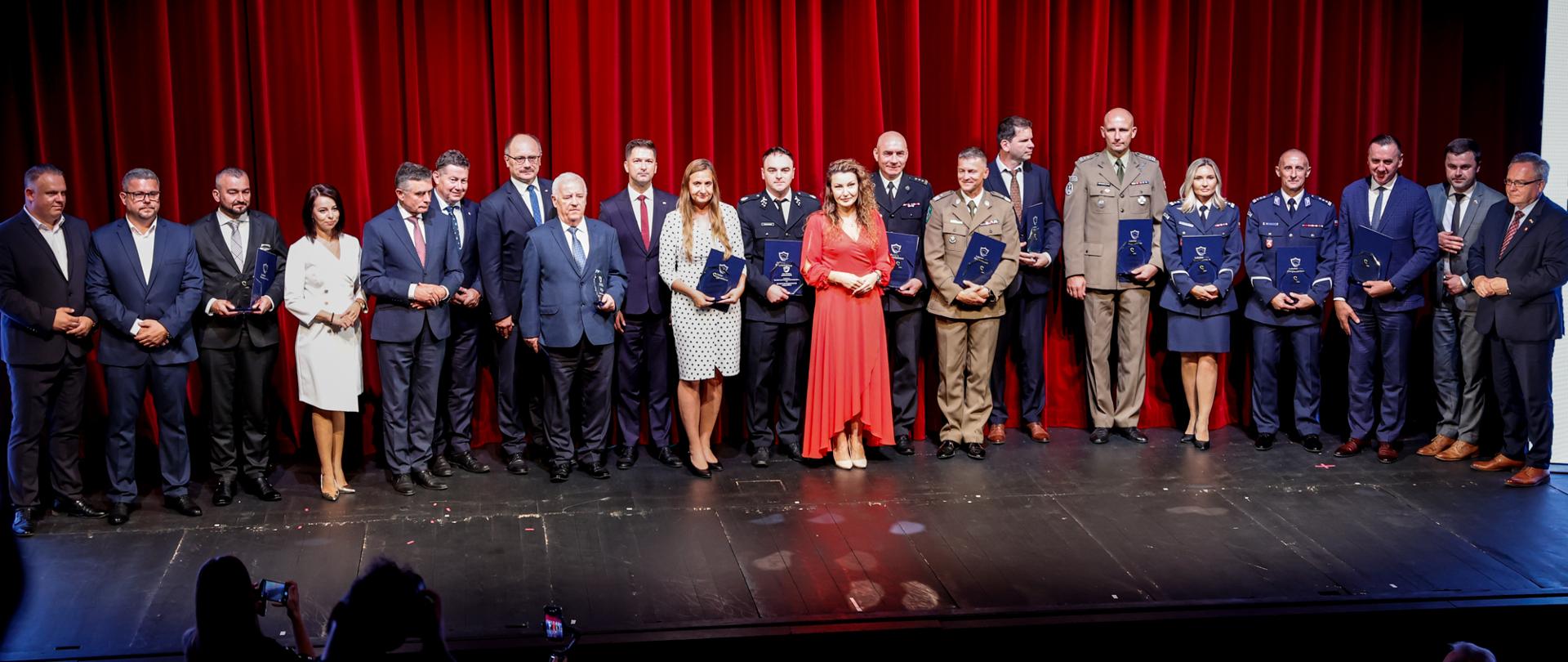 Zdjęcie grupowe laureatów konkursu Lubelski Lider Bezpieczeństwa.