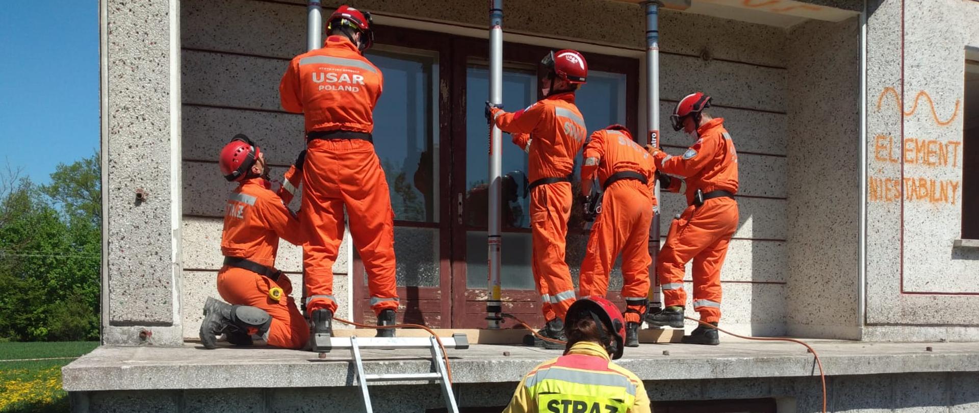 Strażacy dokonują stabilizacji budynku.