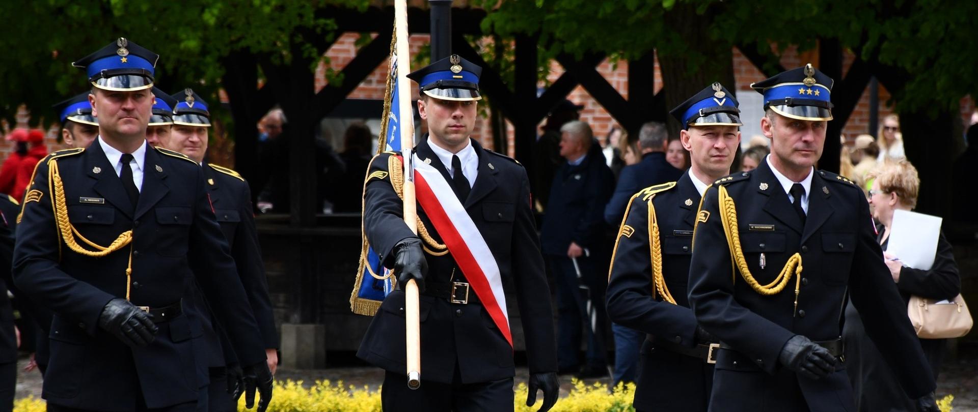 Na zdjęciu poczet sztandarowy komendy Powiatowej PSP w Braniewie