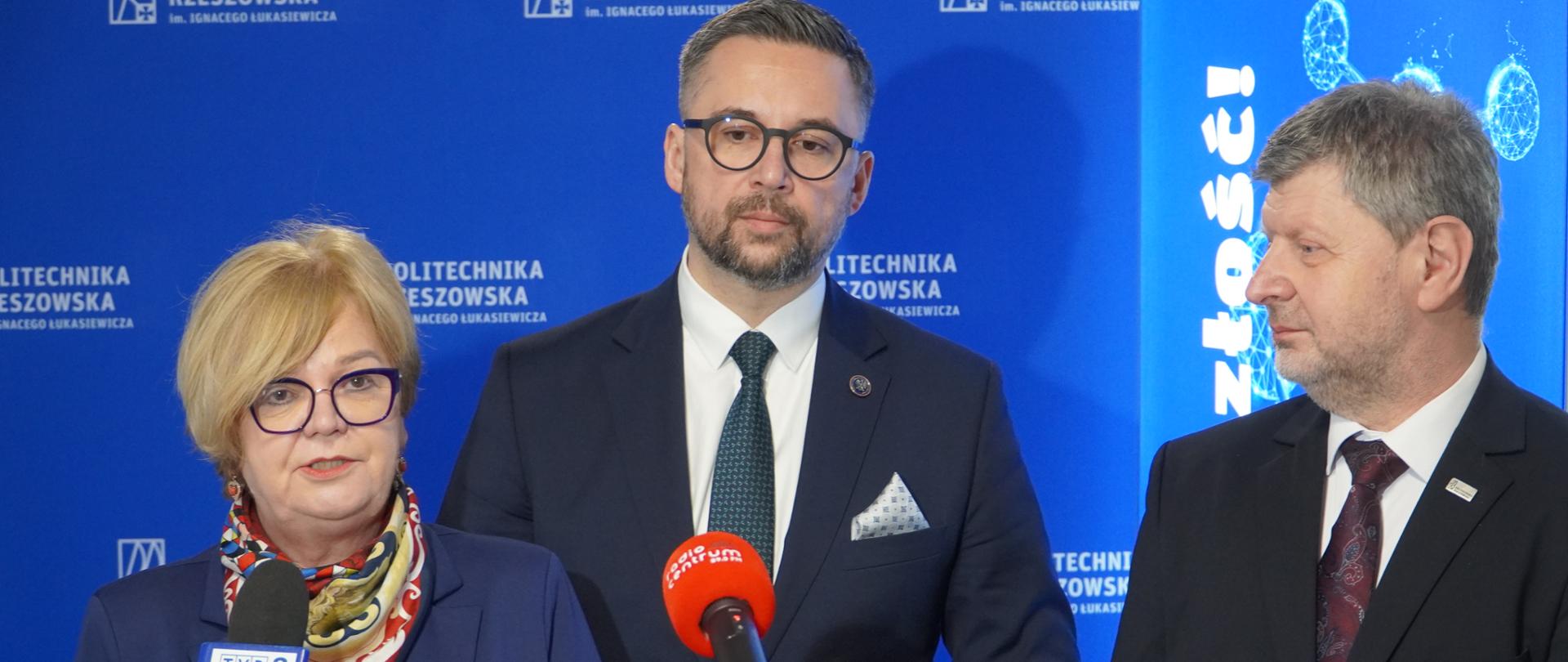 Zdjęcie przedstawia uczestników konferencji prasowej