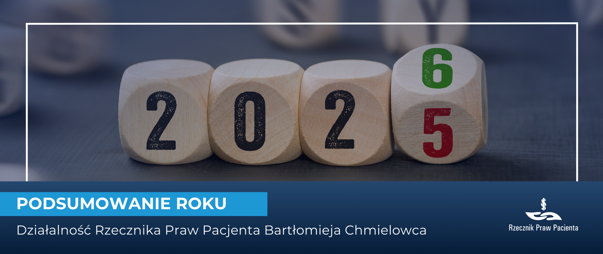 Grafika przedstawia drewniany kalendarz z przejściem na 2026 rok 